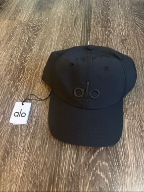 ALO Yoga Black and White Tag with Logo